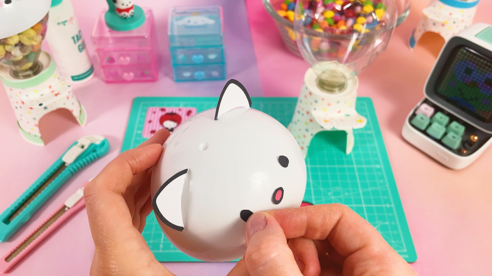 Les yeux et le nez de Hello Kitty ajoutés sur le dôme
