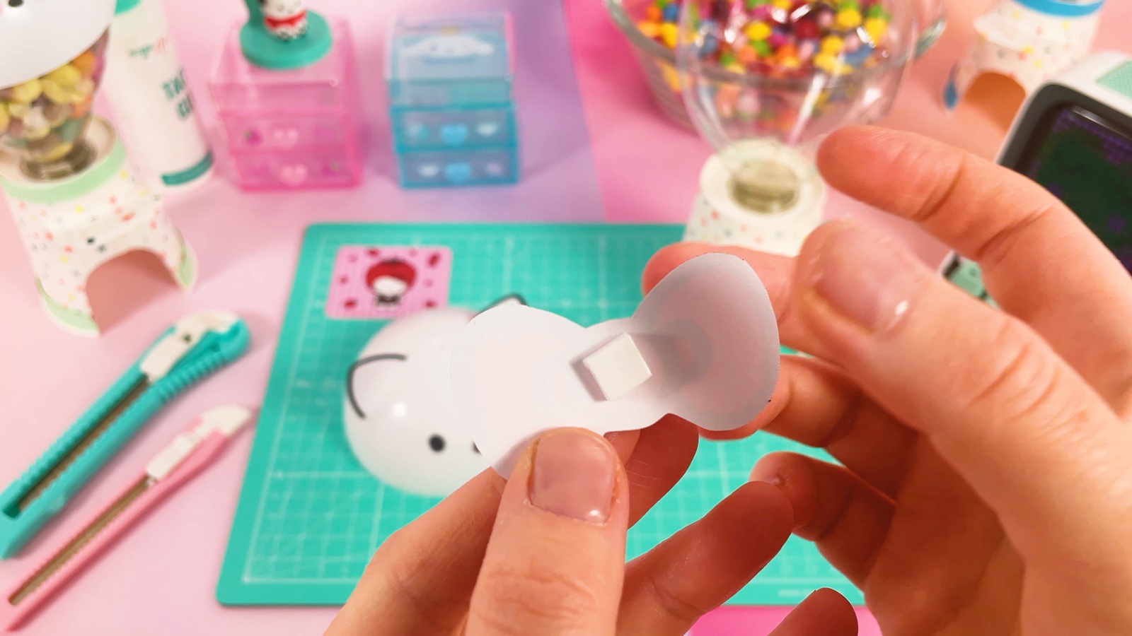 Une pastille en mousse détachée d’une planche pour la coller au dos du nœud en papier