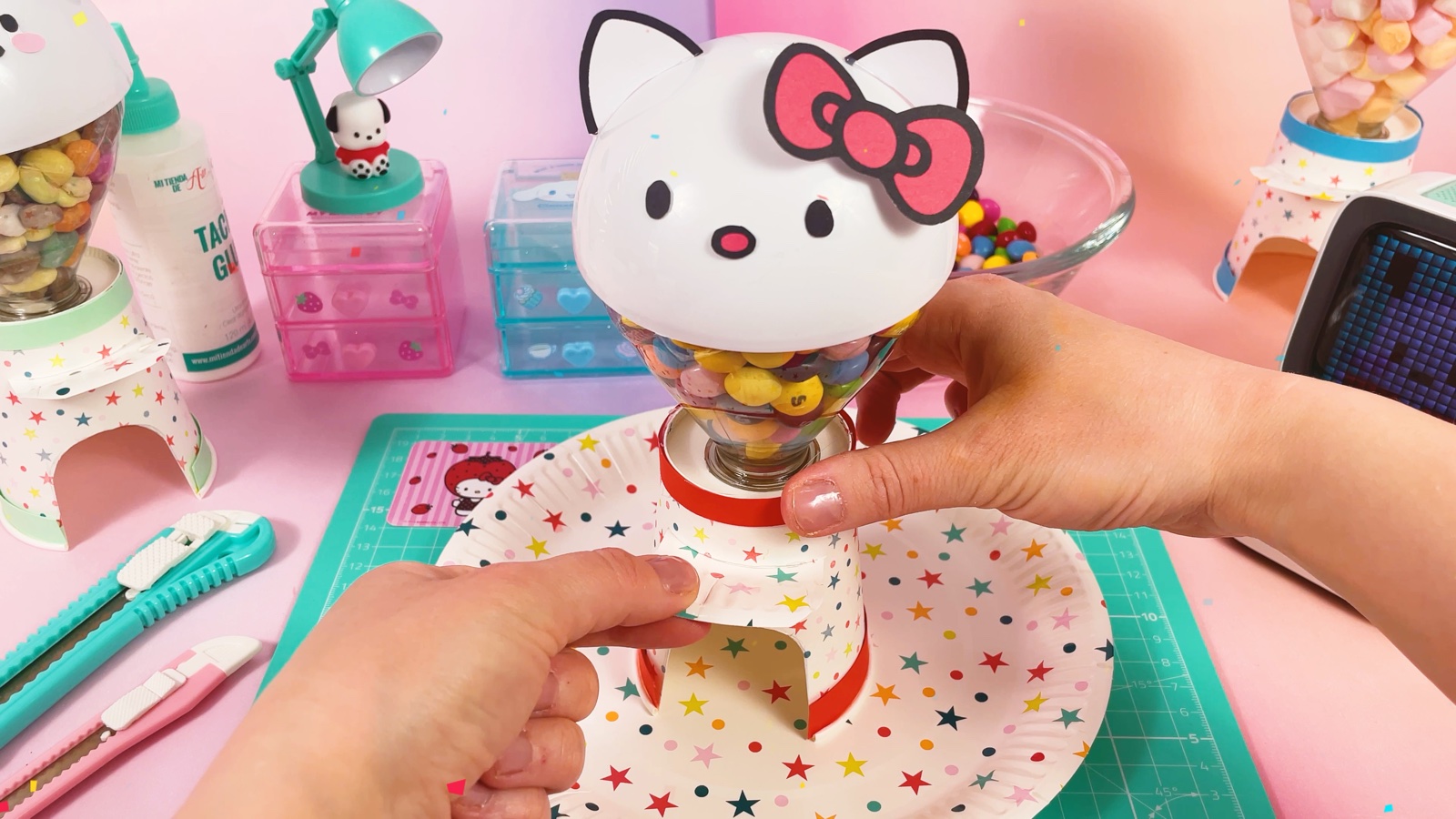 Le tiroir du distributeur Hello Kitty tiré, la machine posée sur une assiette à étoiles