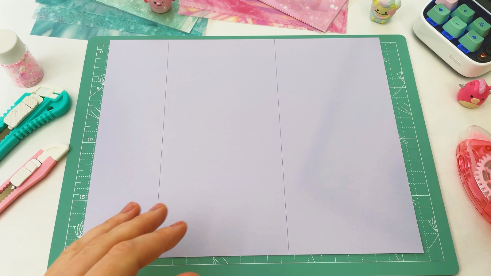 La plantilla de la billetera impresa en papel lila, con dos líneas de doblez de lado a lado