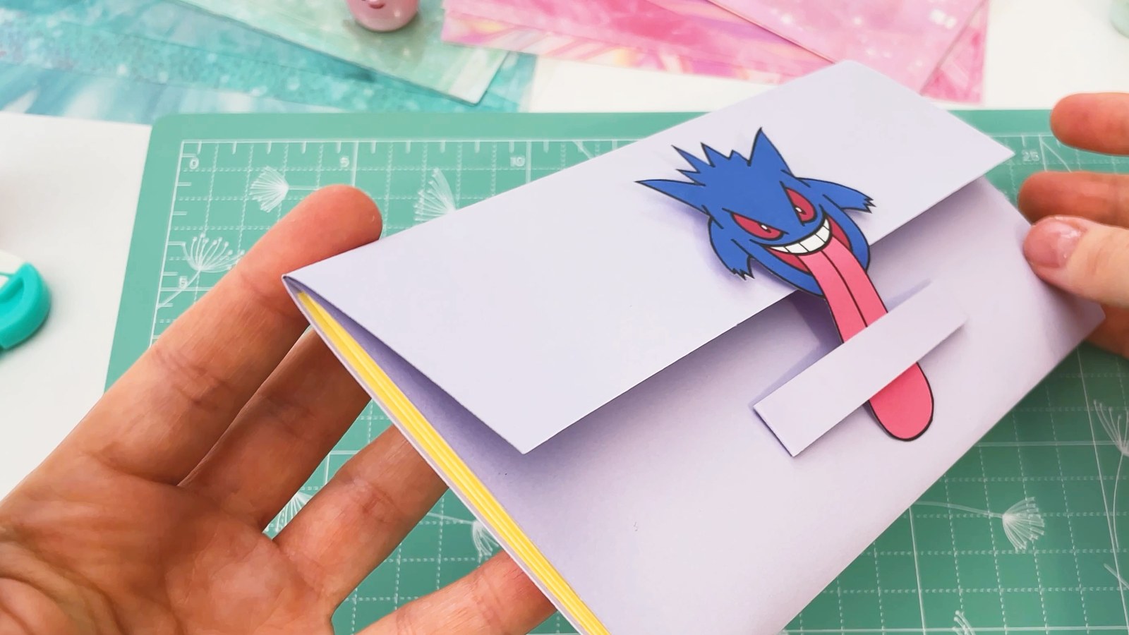La billetera de papel de Gengar terminada, vista de lado