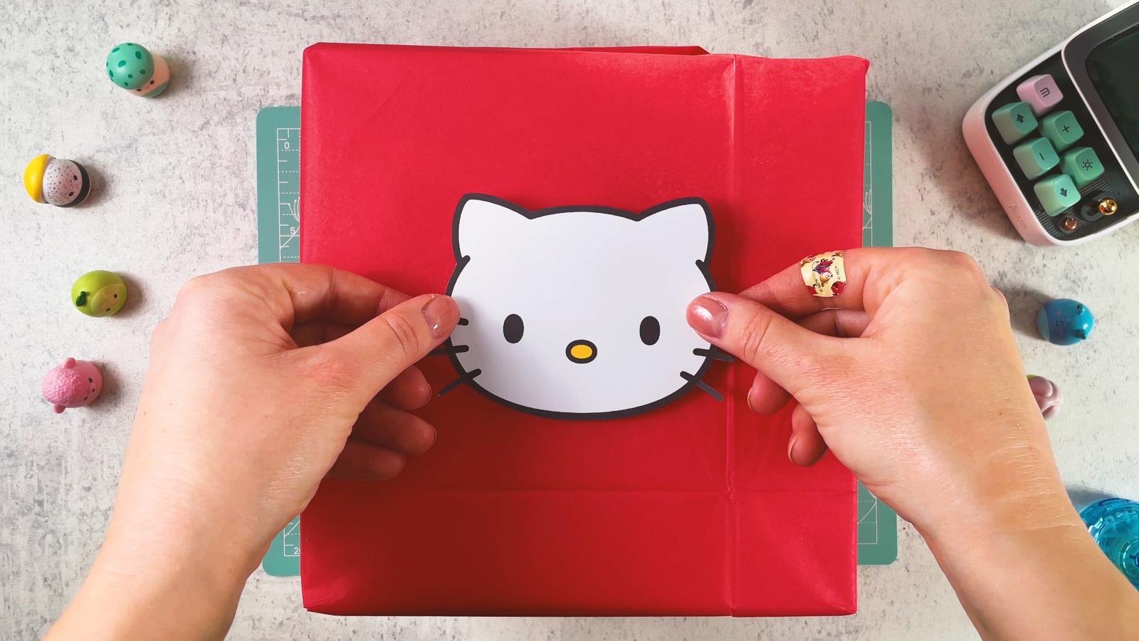 Se presiona la carita de Hello Kitty en el centro de la caja roja