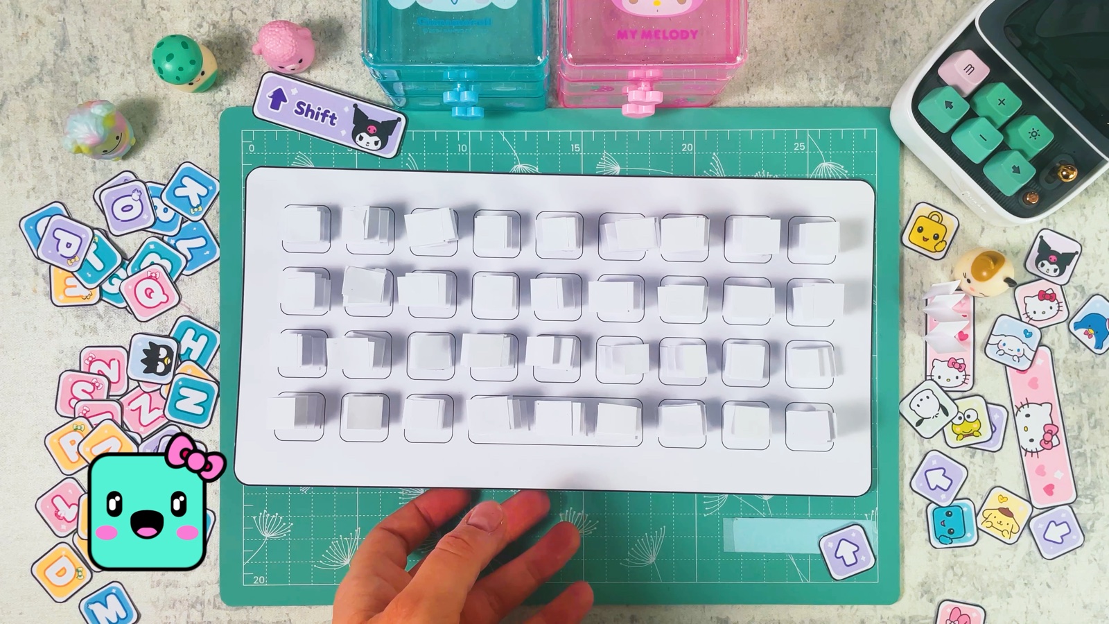 Der Tastaturboden mit einer weißen Papierfeder auf jedem Feld