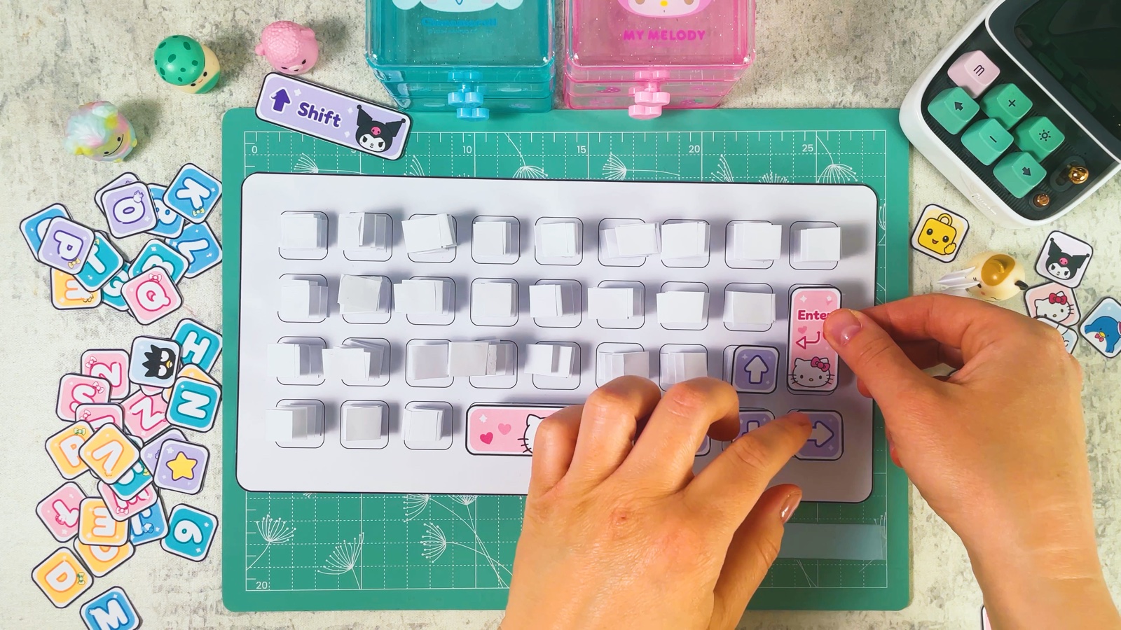 Die rosa Enter-Taste wird auf ihre Feder gedrückt, Hello-Kitty-Leertaste und Pfeiltasten sind schon dran