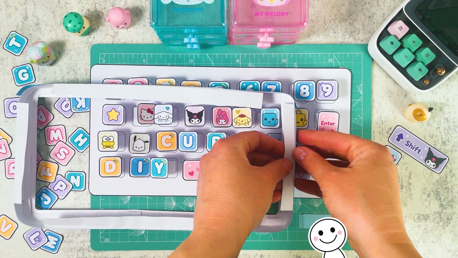 Ein Ring aus weißen Papierwänden wird um den Tastaturboden gelegt