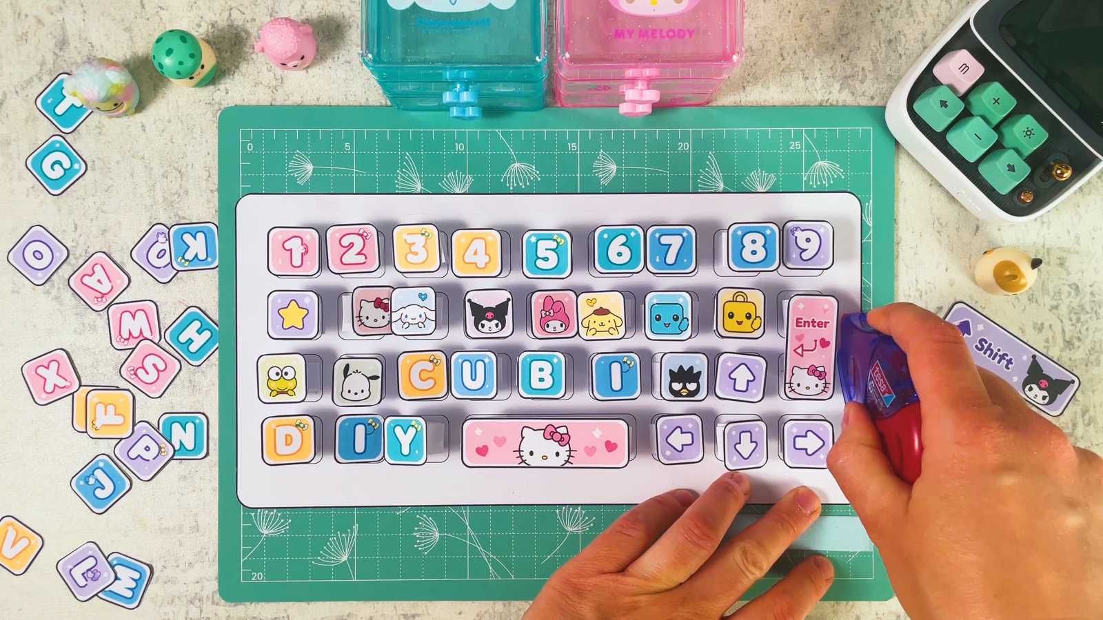 Ein Kleberoller wird am Rand des Tastaturbodens entlanggezogen