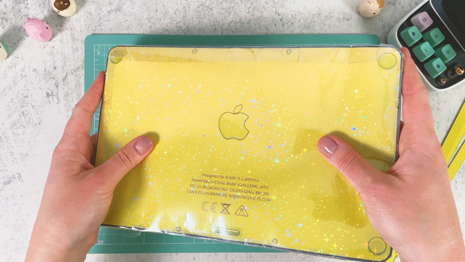 Das fertige Unterteil umgedreht, mit der glänzenden Unterseite und dem Apple-Logo