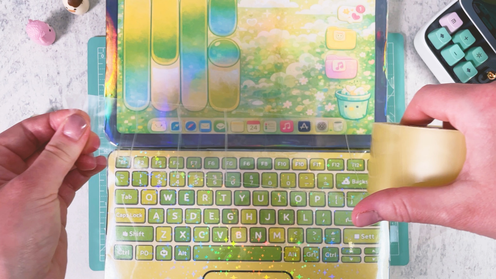 Die untere Kante des Bildschirms wird an die obere Kante der Tastatur geklebt