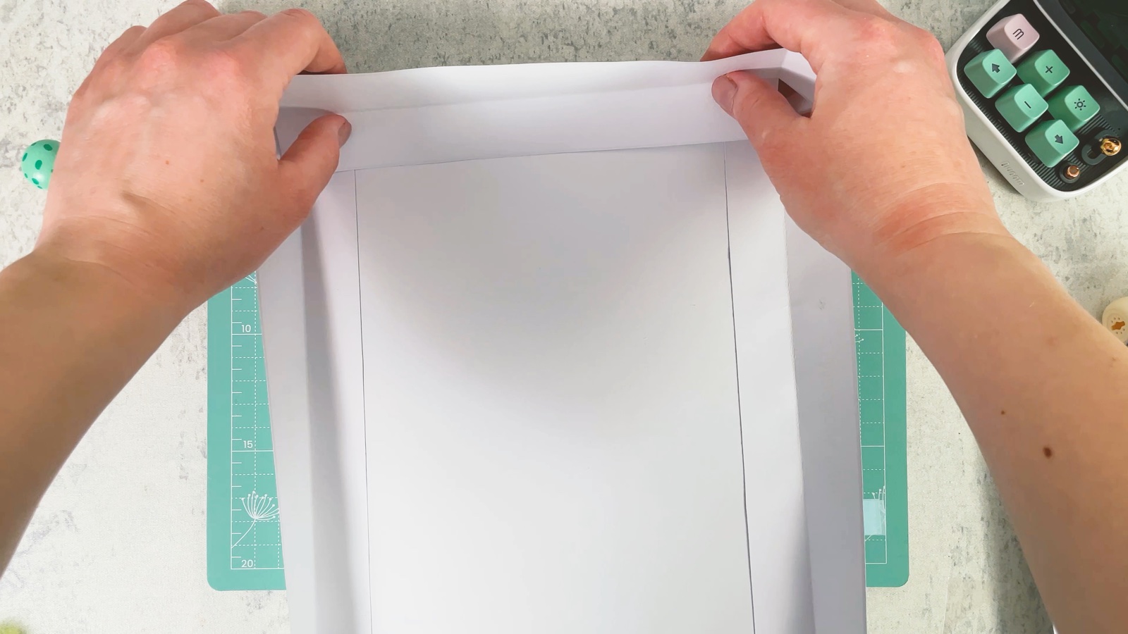 Die letzte Wand wird festgedrückt, und der Boden der Schachtel wird zur Schale