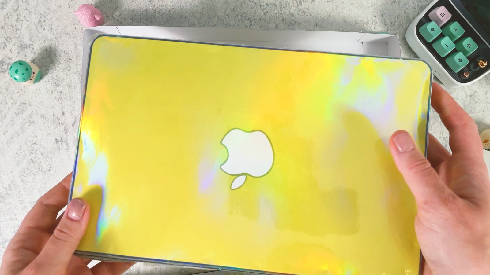 Das Squishy MacBook wird in die weiße Schale der Schachtel gelegt