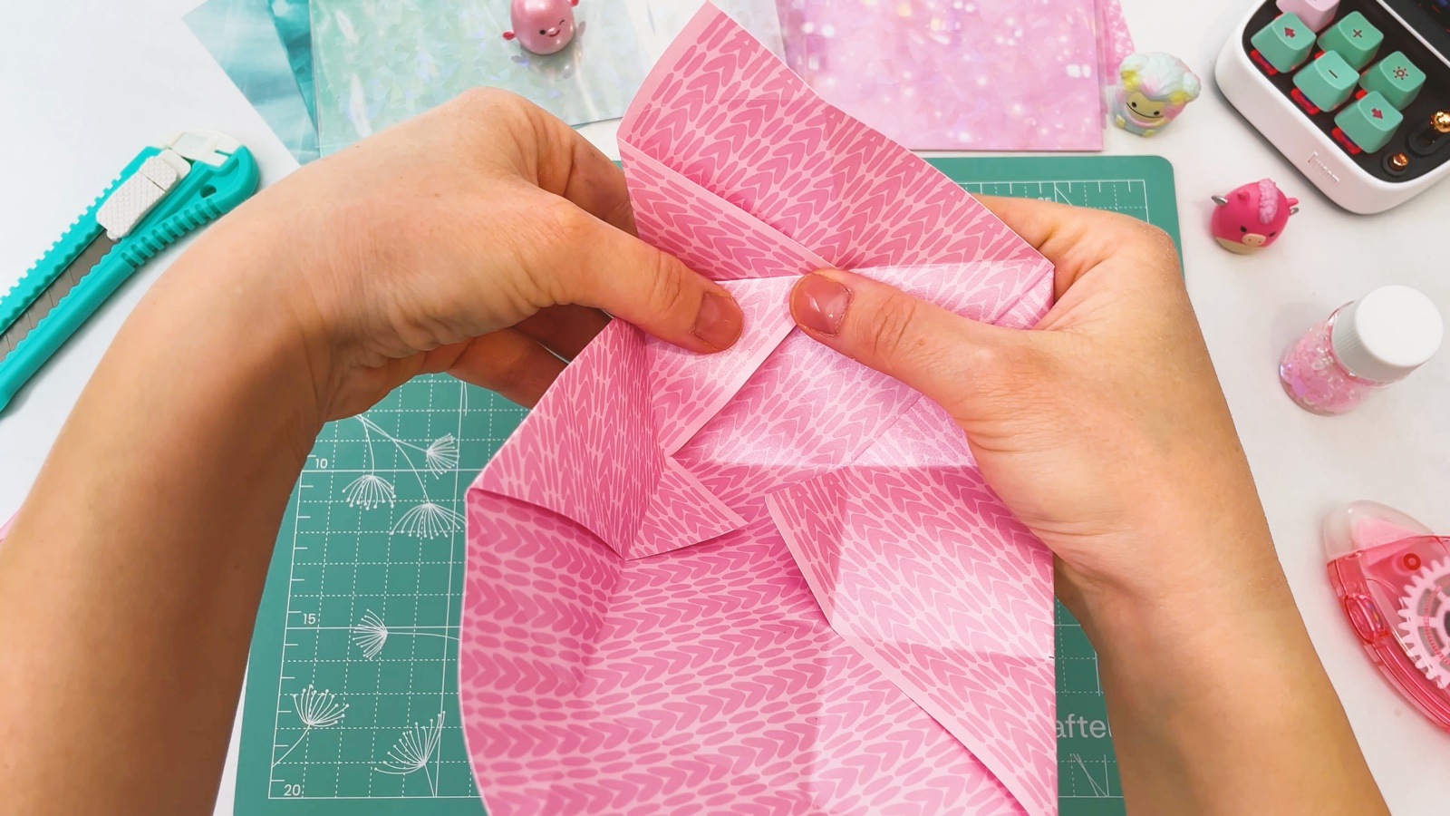 Die Seiten des Papiers werden zu Wänden hochgehoben, die Ecken sind nach innen gedrückt
