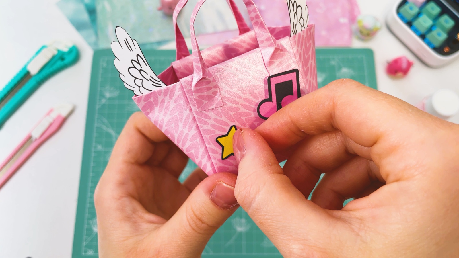 Ein gelber Stern wird vorne auf die Tasche geklebt, Flügel und eine Musiknote sind schon dran