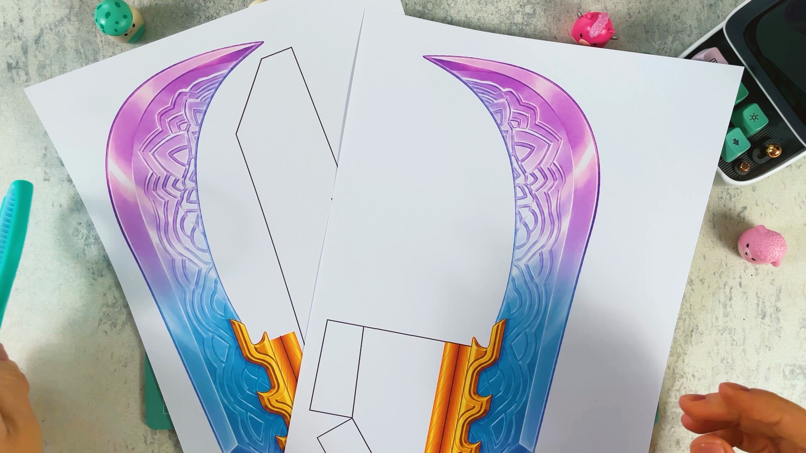 Die gedruckten rosa-blauen Klingenformen werden aus zwei Vorlageseiten ausgeschnitten