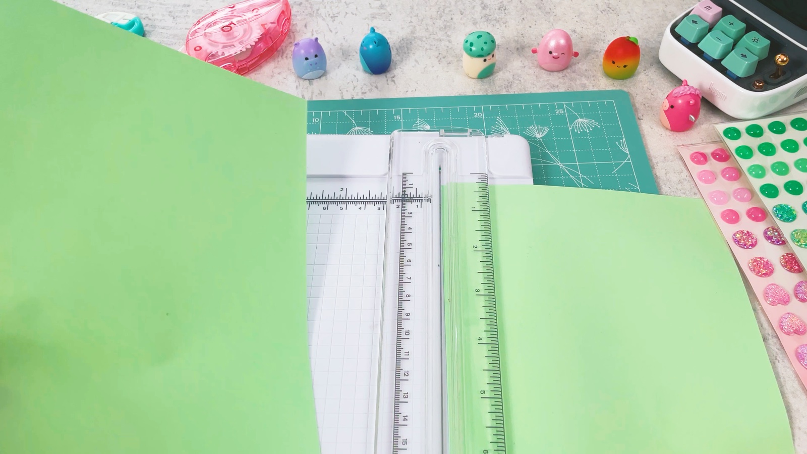 Une feuille de papier vert menthe coupée en deux avec un massicot
