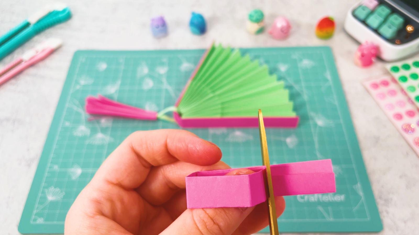L’anneau de papier rose coupé à la bonne taille avec des ciseaux