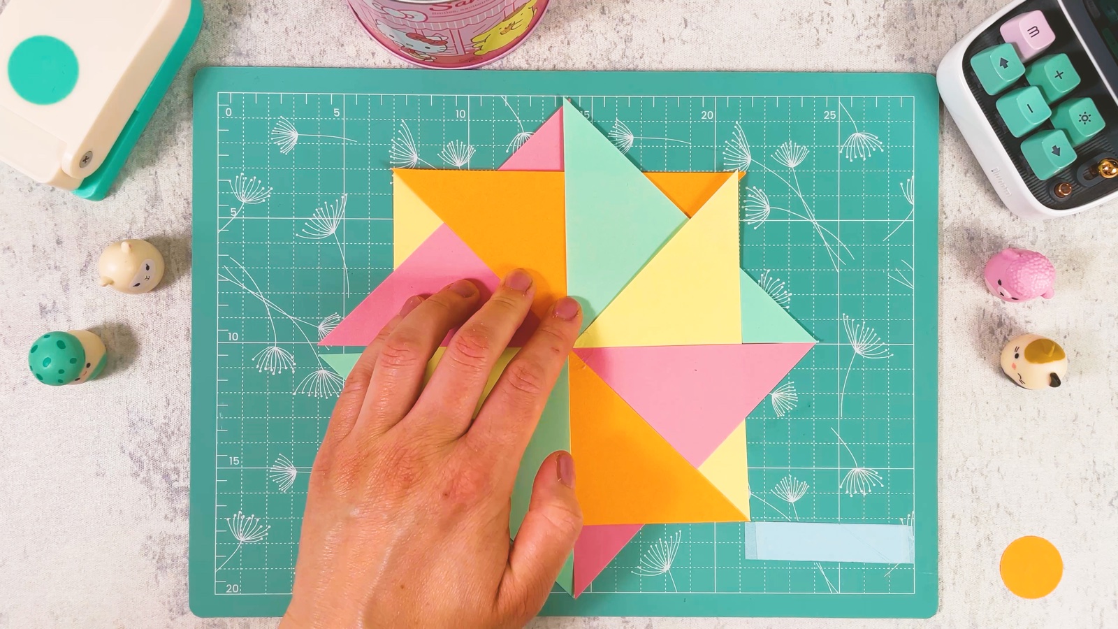 Alle acht Dreiecke rund um den Kreis geklebt, ein Stern in Orange, Rosa, Gelb und Mint