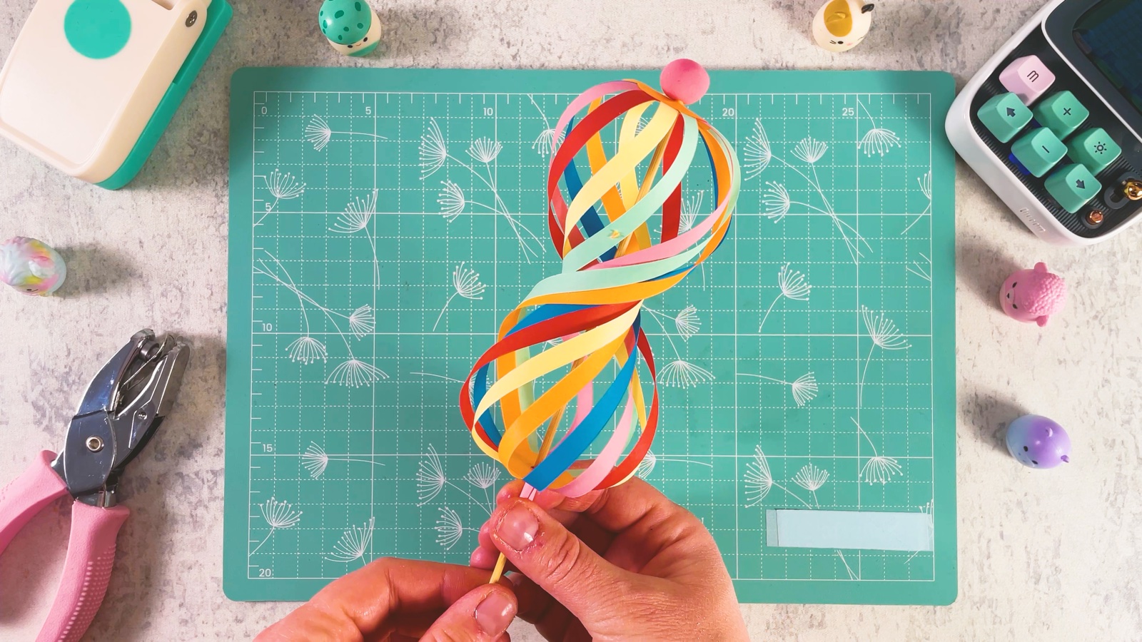 El juguete de papel torcido en una espiral alta y colorida en el palito