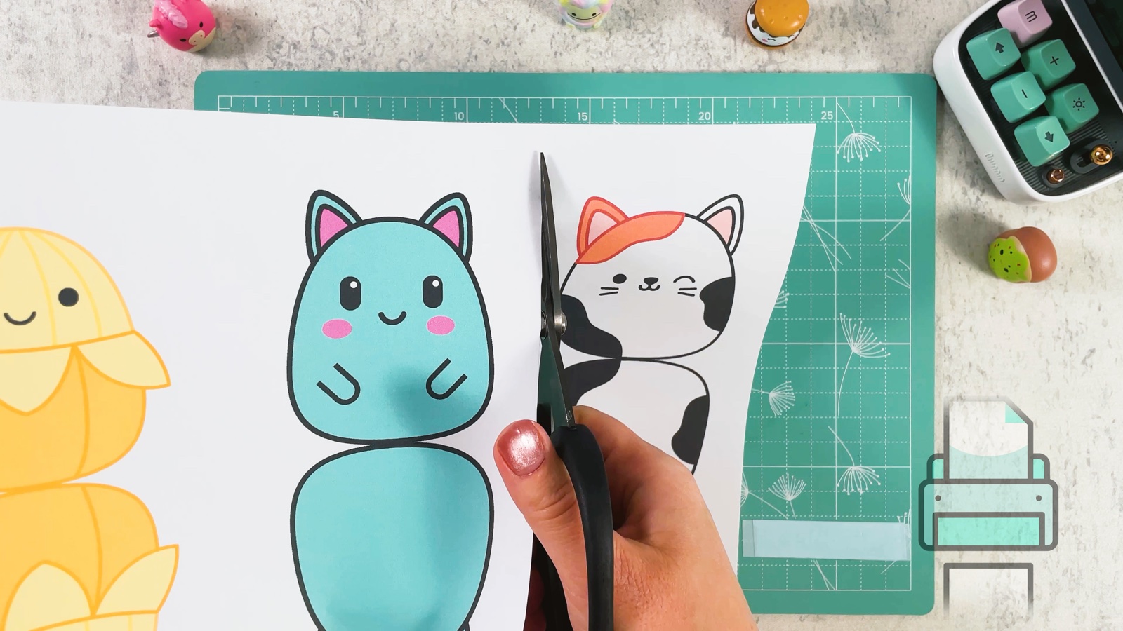 Recorte del squishy de gato calicó, con el frente y la parte de atrás todavía unidos en el centro