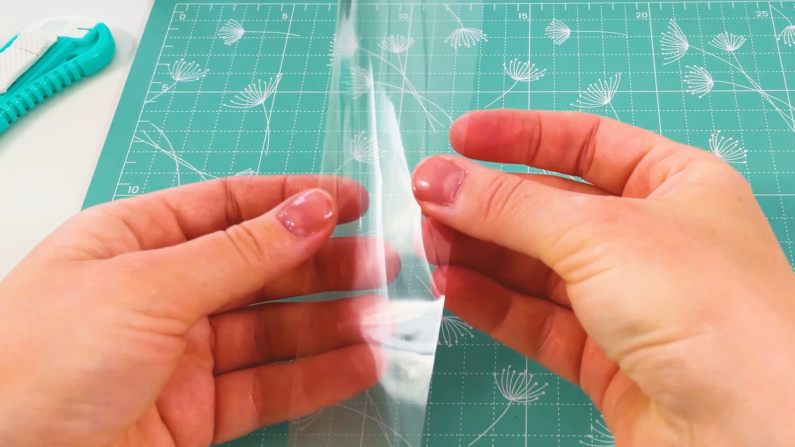 La tira de plástico transparente doblada por la mitad, con el doblez a lo largo del centro