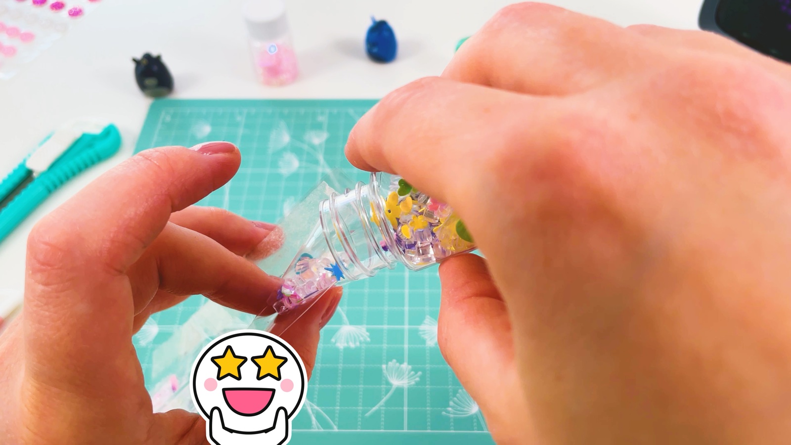 Se echan lentejuelas en tonos pastel de un frasquito al bolsillo transparente