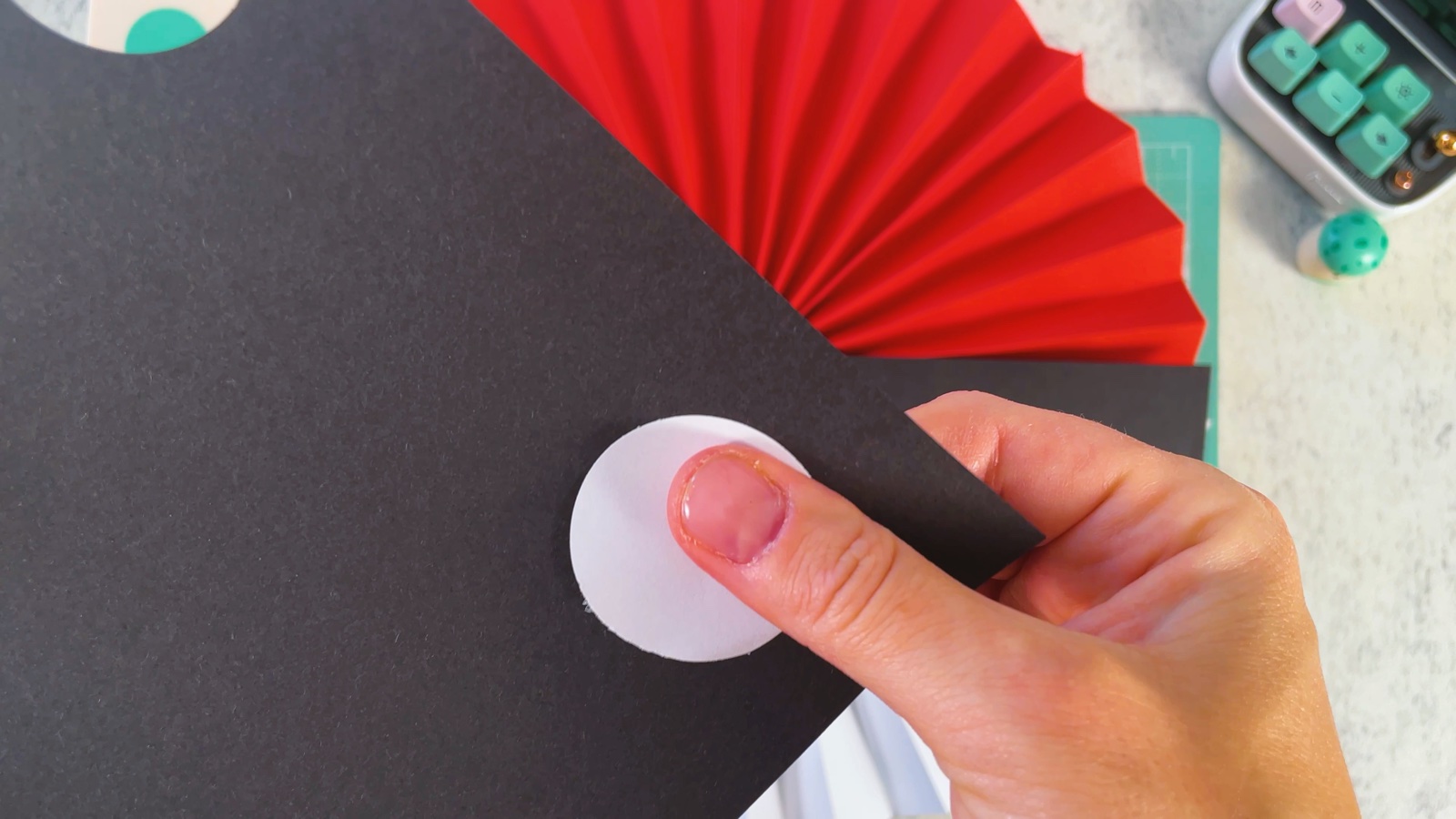 Presionando el círculo blanco sobre una hoja de papel negro