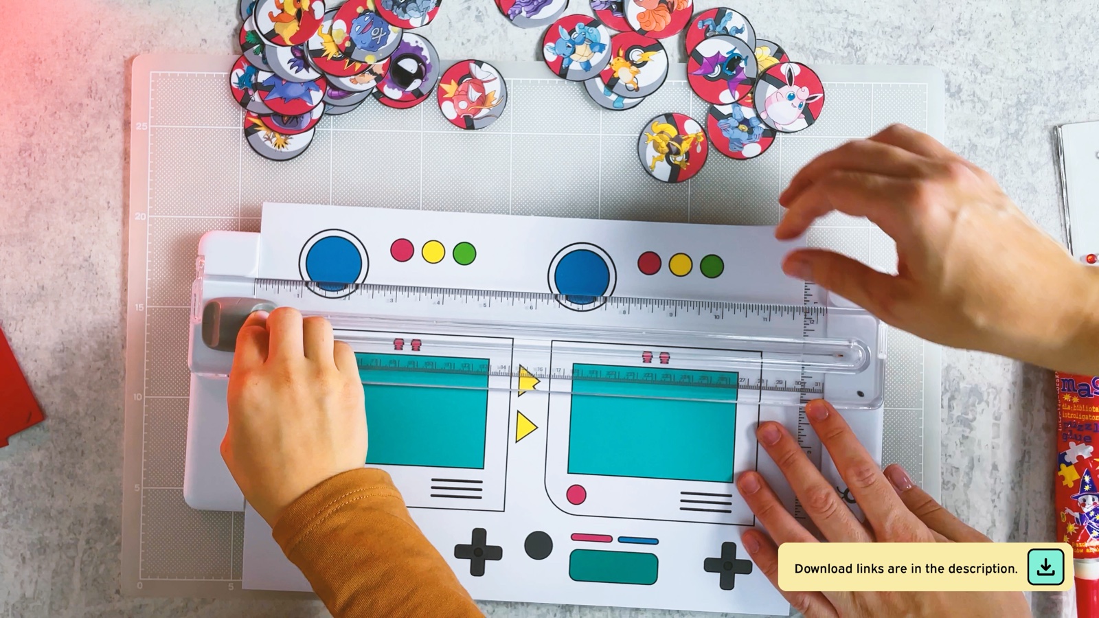 Cortando las piezas blancas impresas del Pokédex en una guillotina para papel