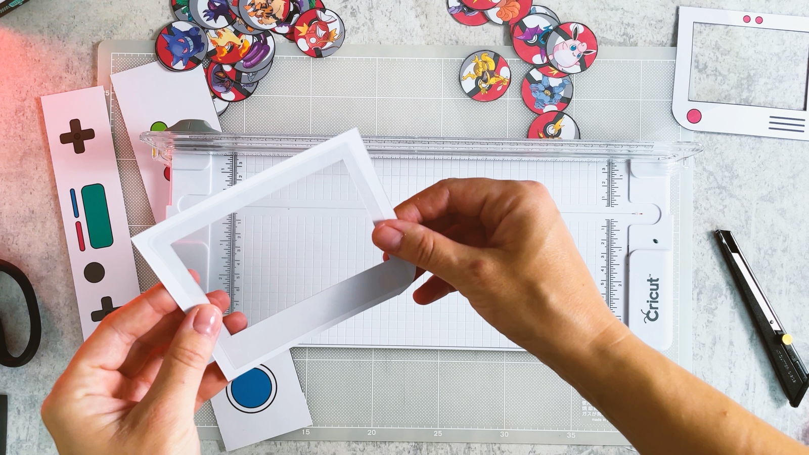 Sacando el marco plastificado de la guillotina para papel