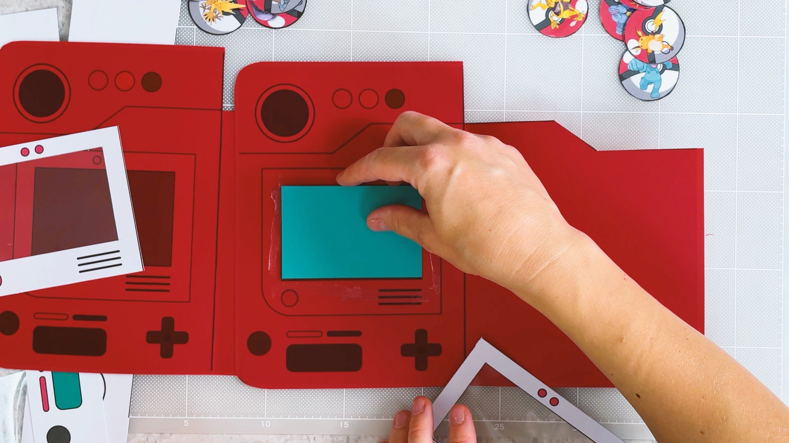 Presionando la pantalla verde azulado sobre el frente rojo del Pokédex