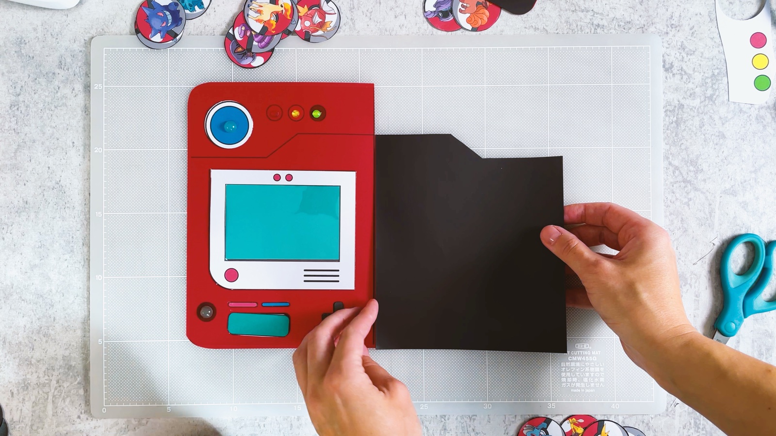 Alisando la lámina magnética ya recortada sobre la página derecha del Pokédex