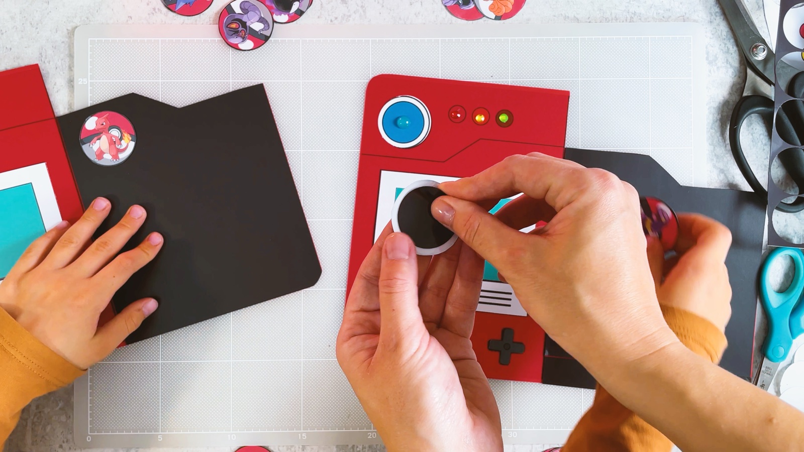 Presionando un círculo magnético en el centro de la pantalla del Pokédex