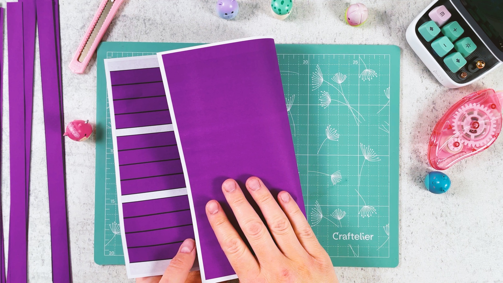 Une feuille imprimée de bandes violettes retournée, avec le dos tout violet