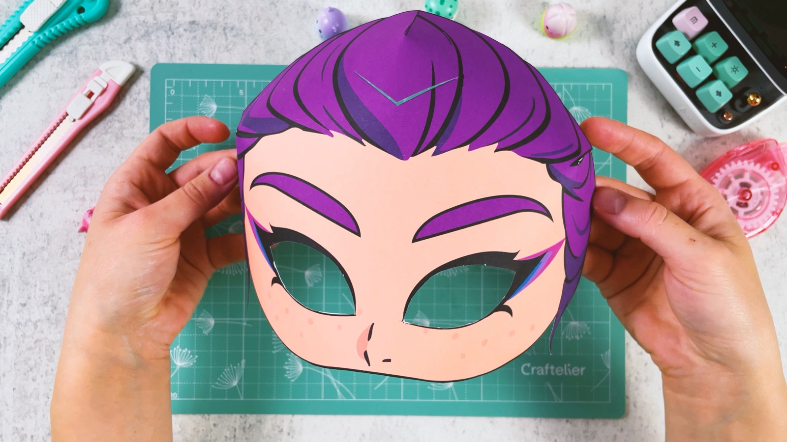 Le masque de Rumi en papier courbé, vu de face, sans aucun triangle blanc visible