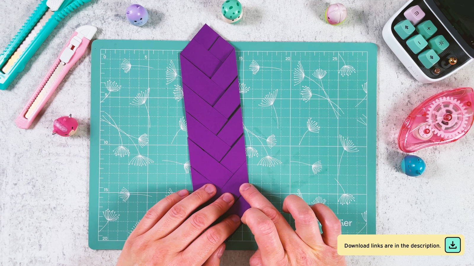 Une courte tresse en papier plié avec un motif en zigzag et un bout pointu