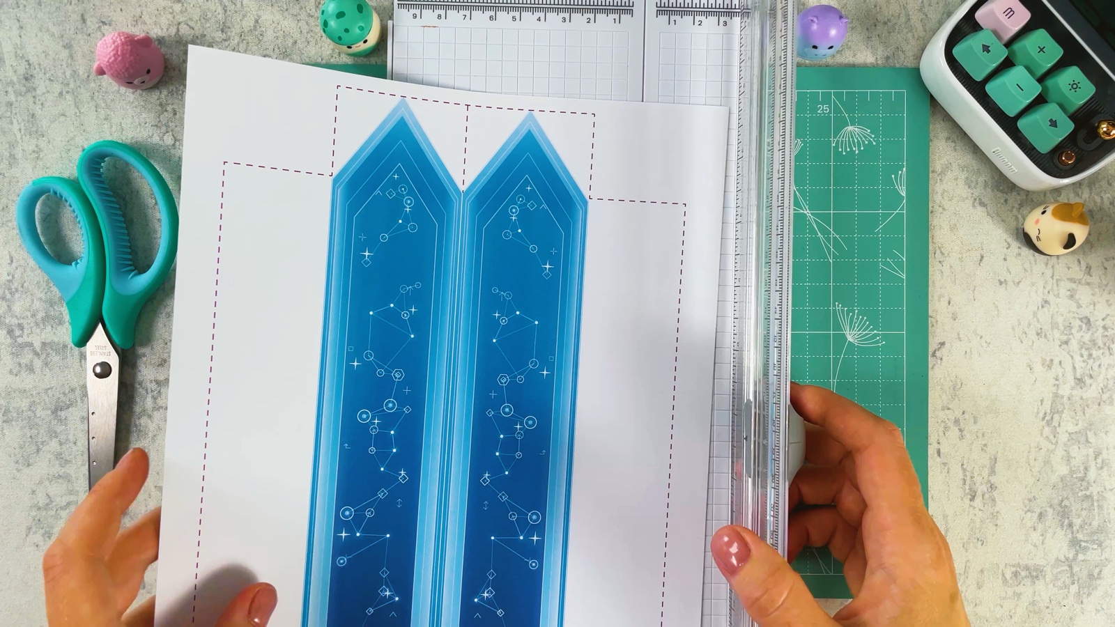 La page bleue imprimée de la lame, avec deux bandes pointues et des pointillés, posée dans un massicot