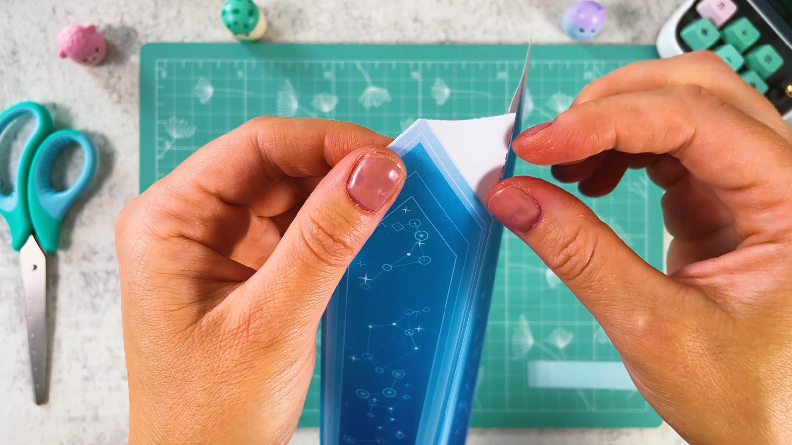 Le papier blanc replié derrière la pointe de la lame bleue
