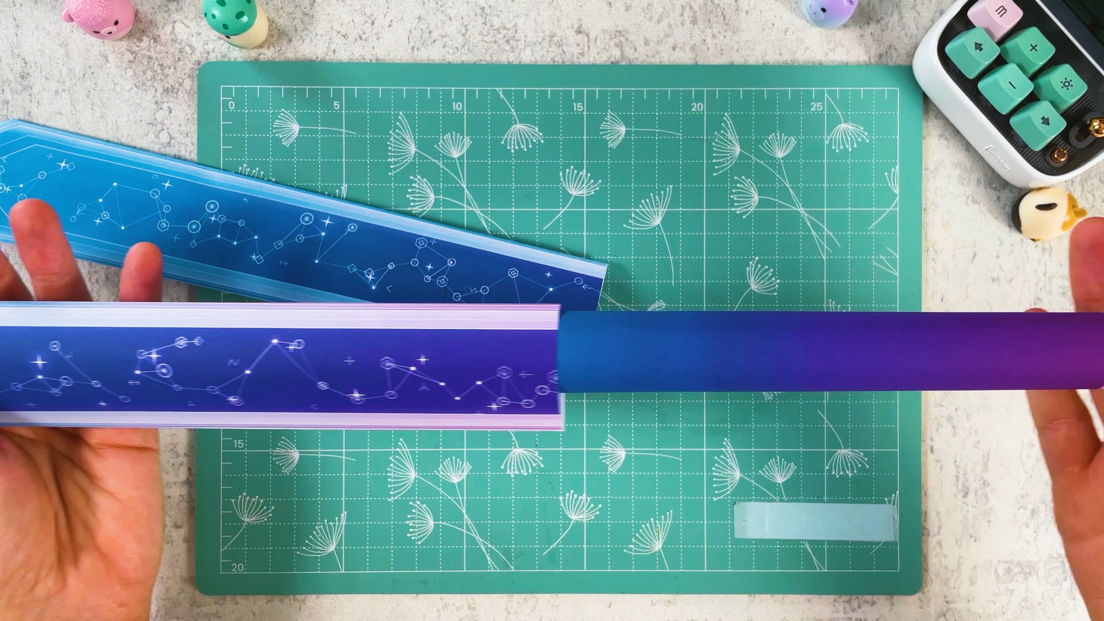 Le tube de papier qui entre dans le morceau de lame violet, le bout en dégradé de la poignée qui dépasse
