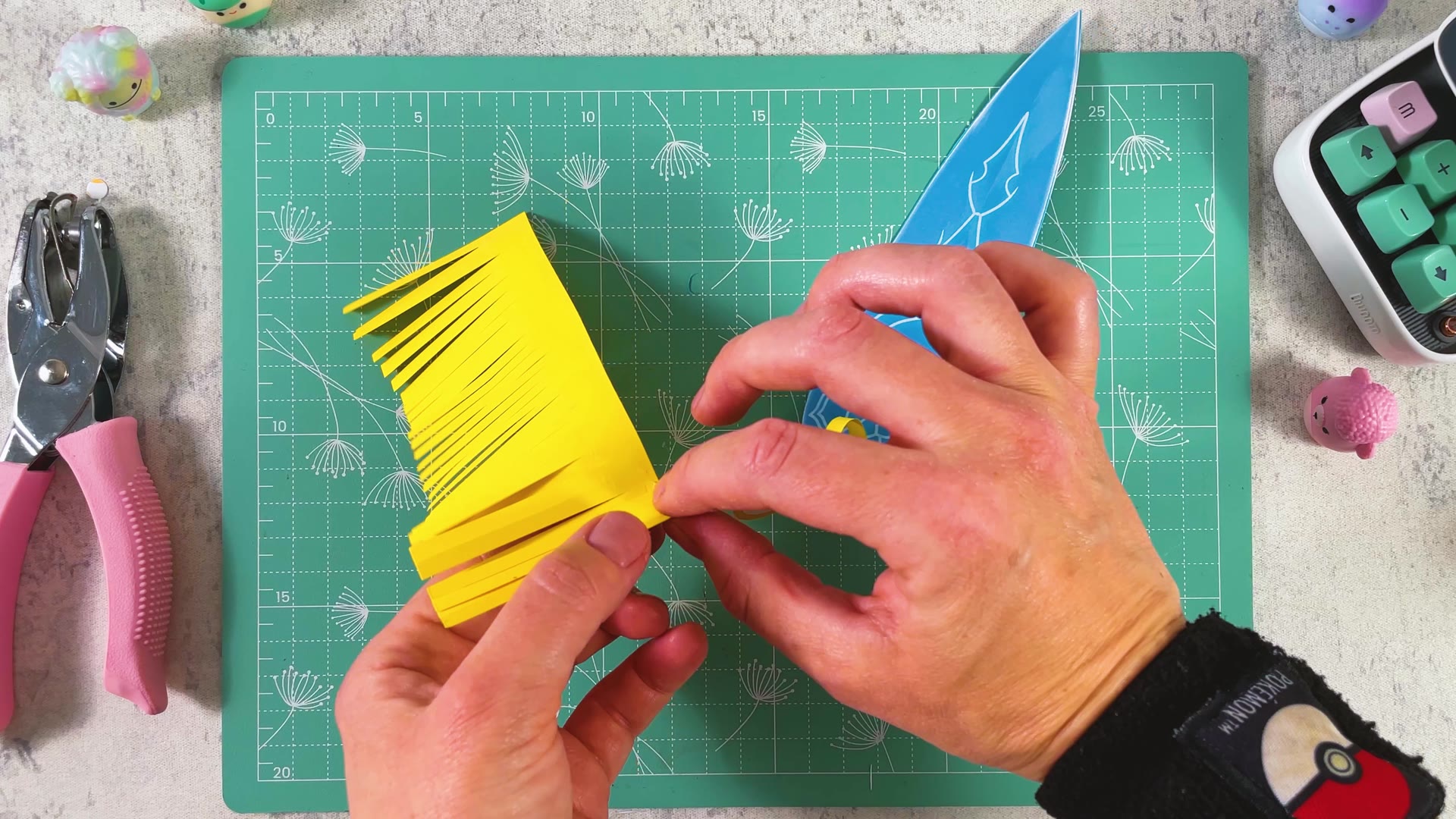 Rolling the fringe into a tassel